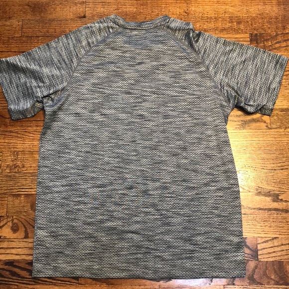 Reebok men’s M dri-fit short sleeved Gray shirt - Picture 4 of 6